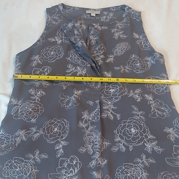 Loft Outlet Sleeveless Blouse, size M, easy care 100% polyester. - Picture 5 of 5